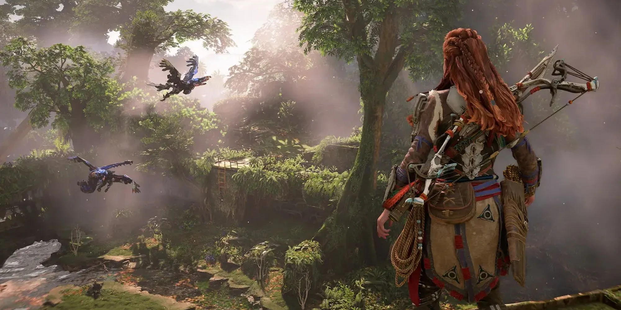 Aloy trong Horizon Forbidden West nhìn ra một vách đá, bao quát thế giới hậu tận thế đầy máy móc.