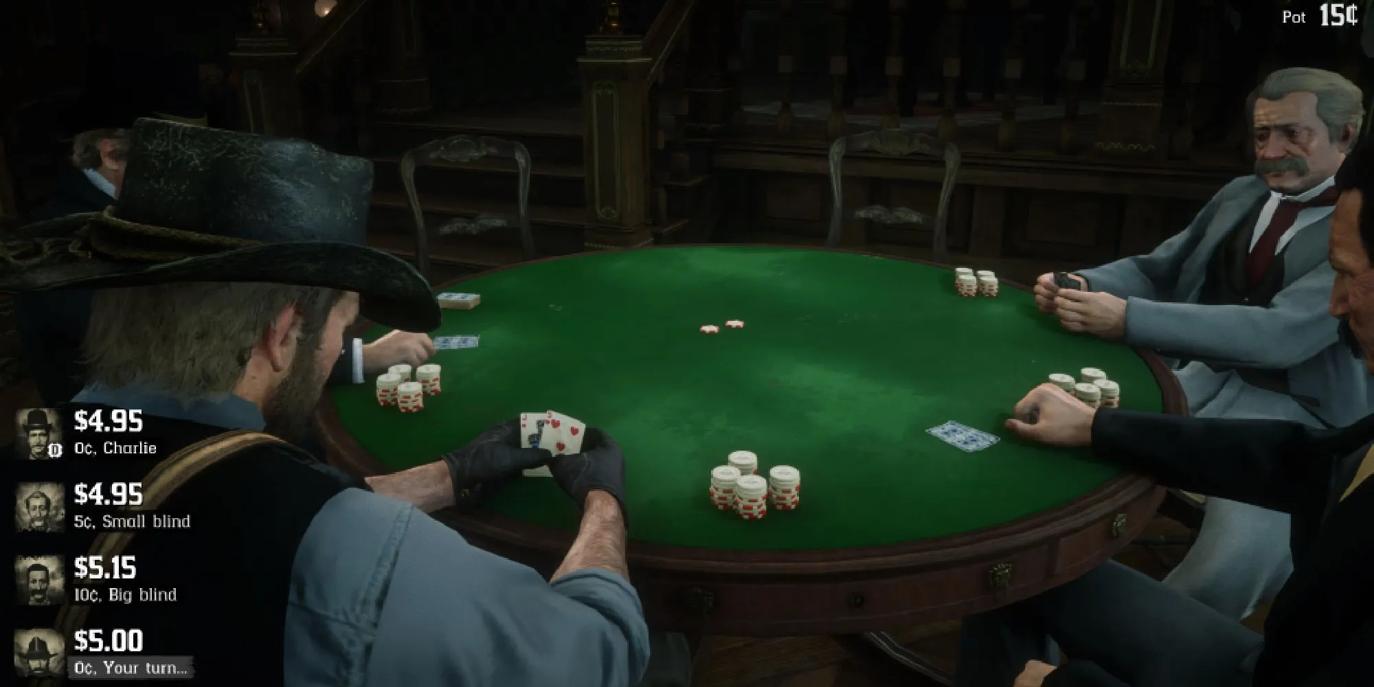Arthur Morgan đang chơi poker với ba người đàn ông khác trong một quán rượu ở Saint Denis, một trong nhiều hoạt động giải trí của Red Dead Redemption 2