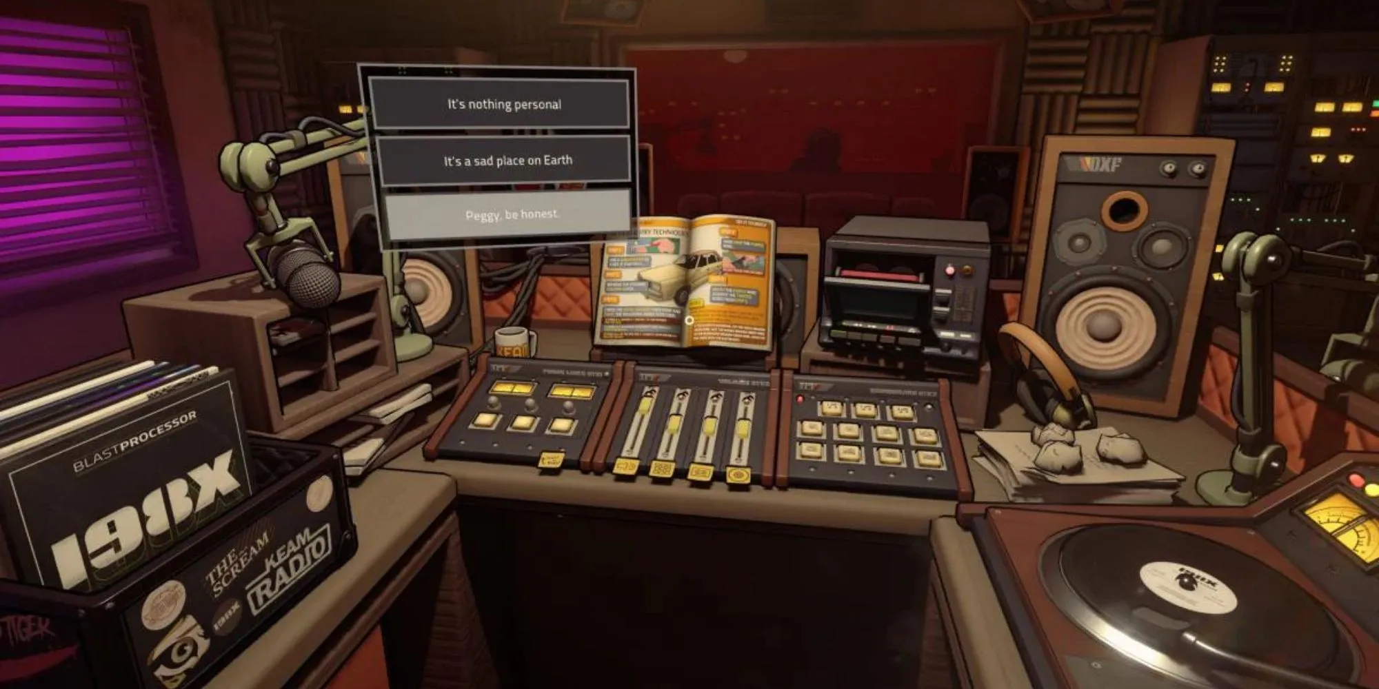 Bên trong một đài phát thanh trong game kinh dị Killer Frequency với các thiết bị và bảng điều khiển