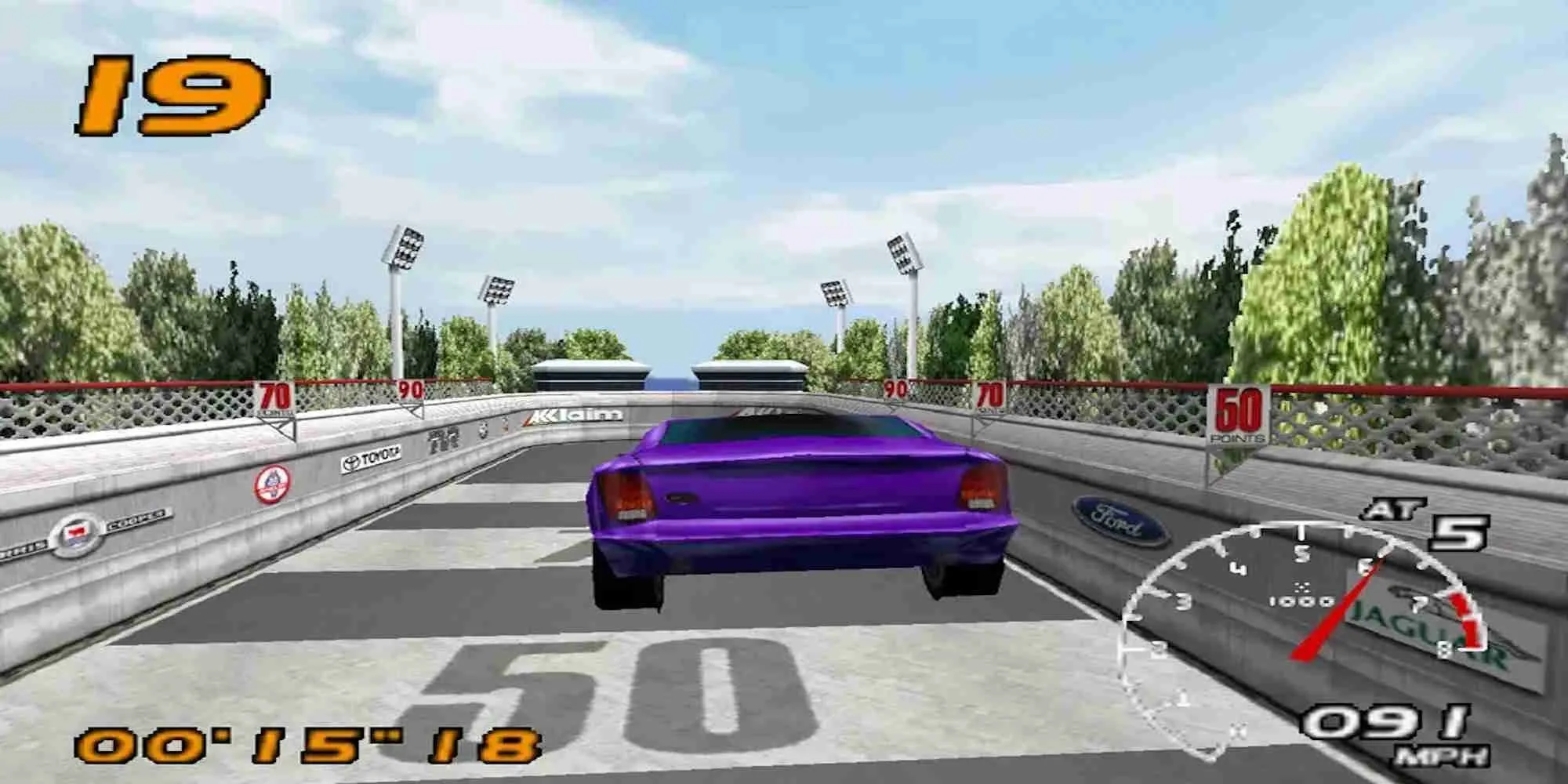 Chiếc xe thể thao TVR màu đỏ đang đua trên đường phố trong game Vanishing Point trên PS1
