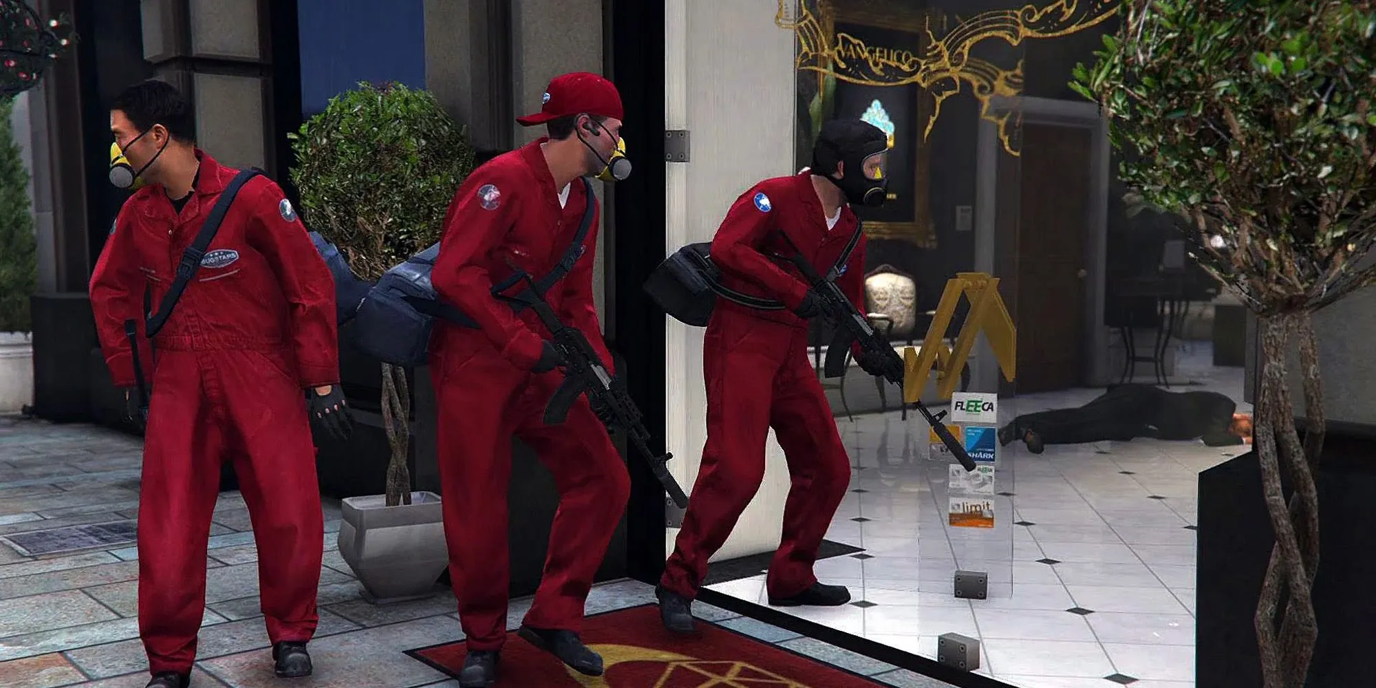 Franklin lái mô tô tẩu thoát sau vụ cướp tiệm vàng trong nhiệm vụ The Jewel Store Job GTA 5