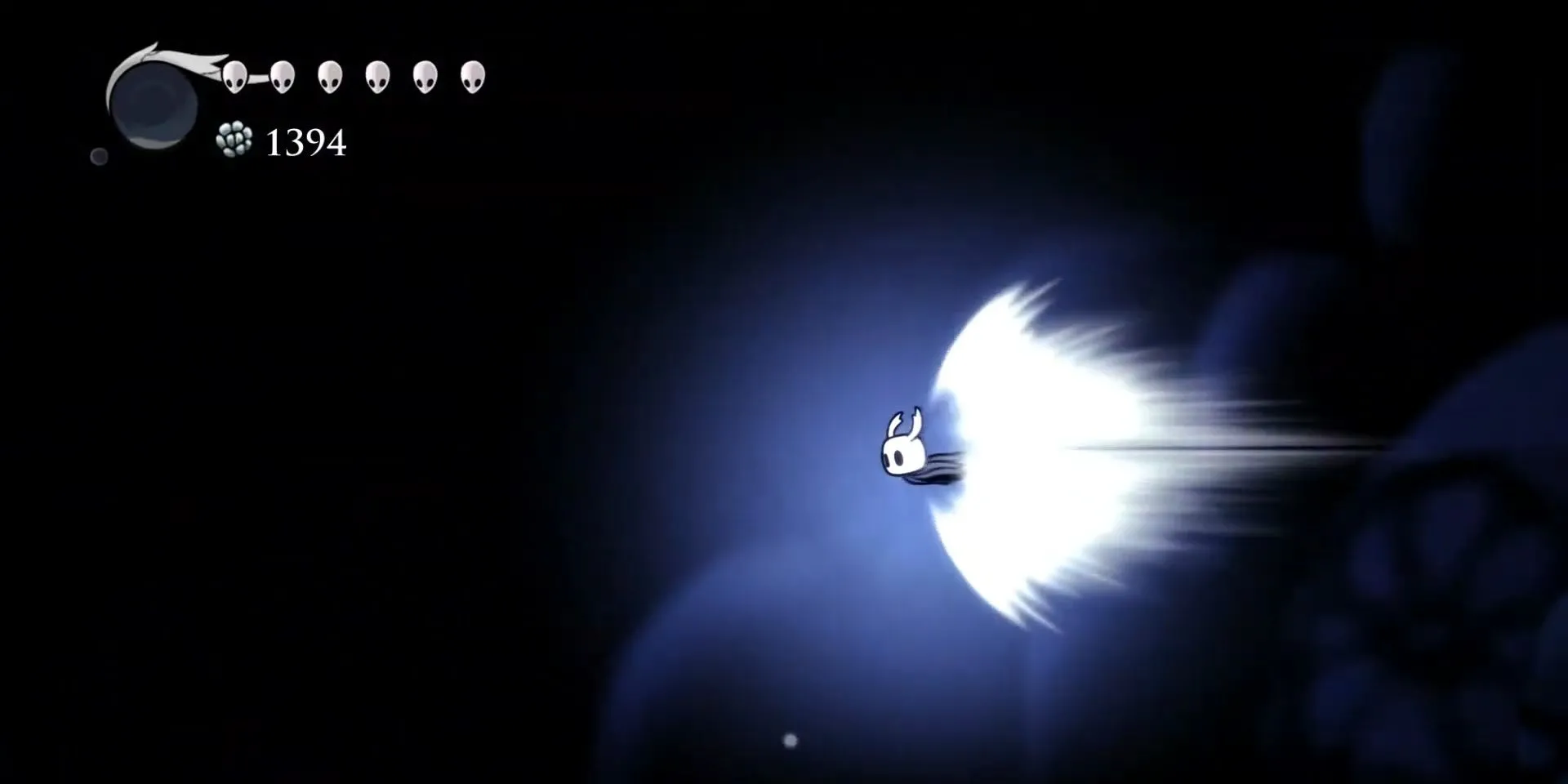 Hiệp sĩ tí hon thực hiện Crystal Dash trong game Metroidvania Hollow Knight