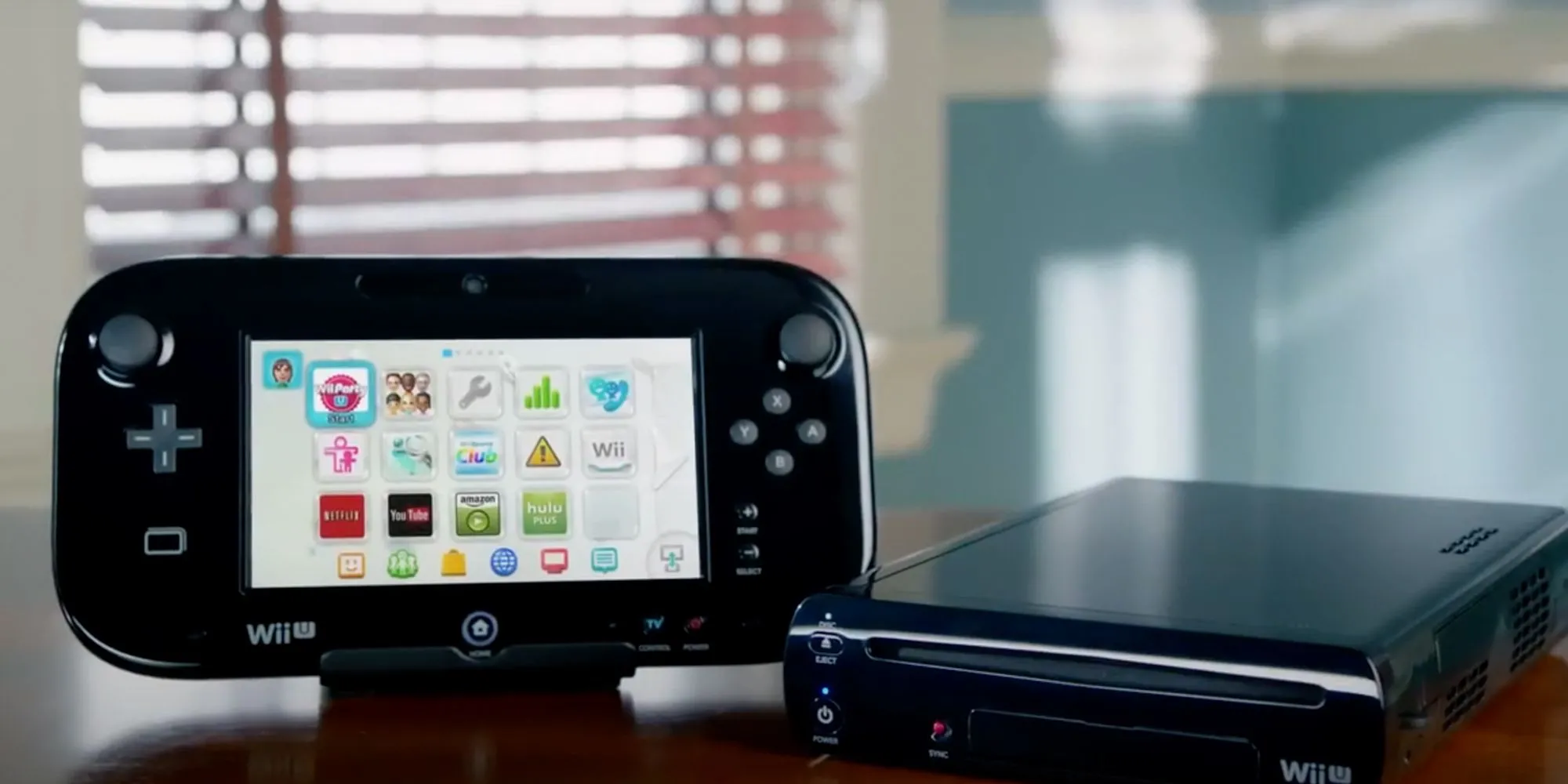 Hình ảnh máy chơi game Nintendo Wii U và tay cầm Gamepad