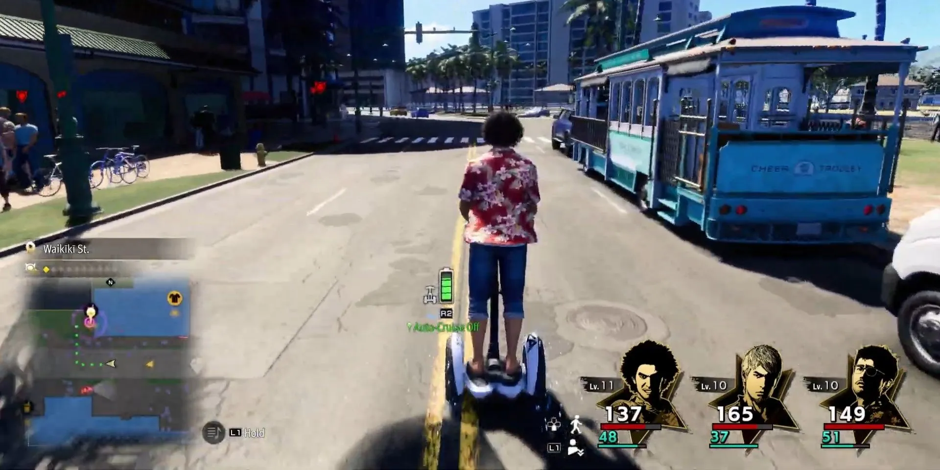 Ichiban sử dụng Street Surfer di chuyển trên đường phố Hawaii trong Like a Dragon: Infinite Wealth
