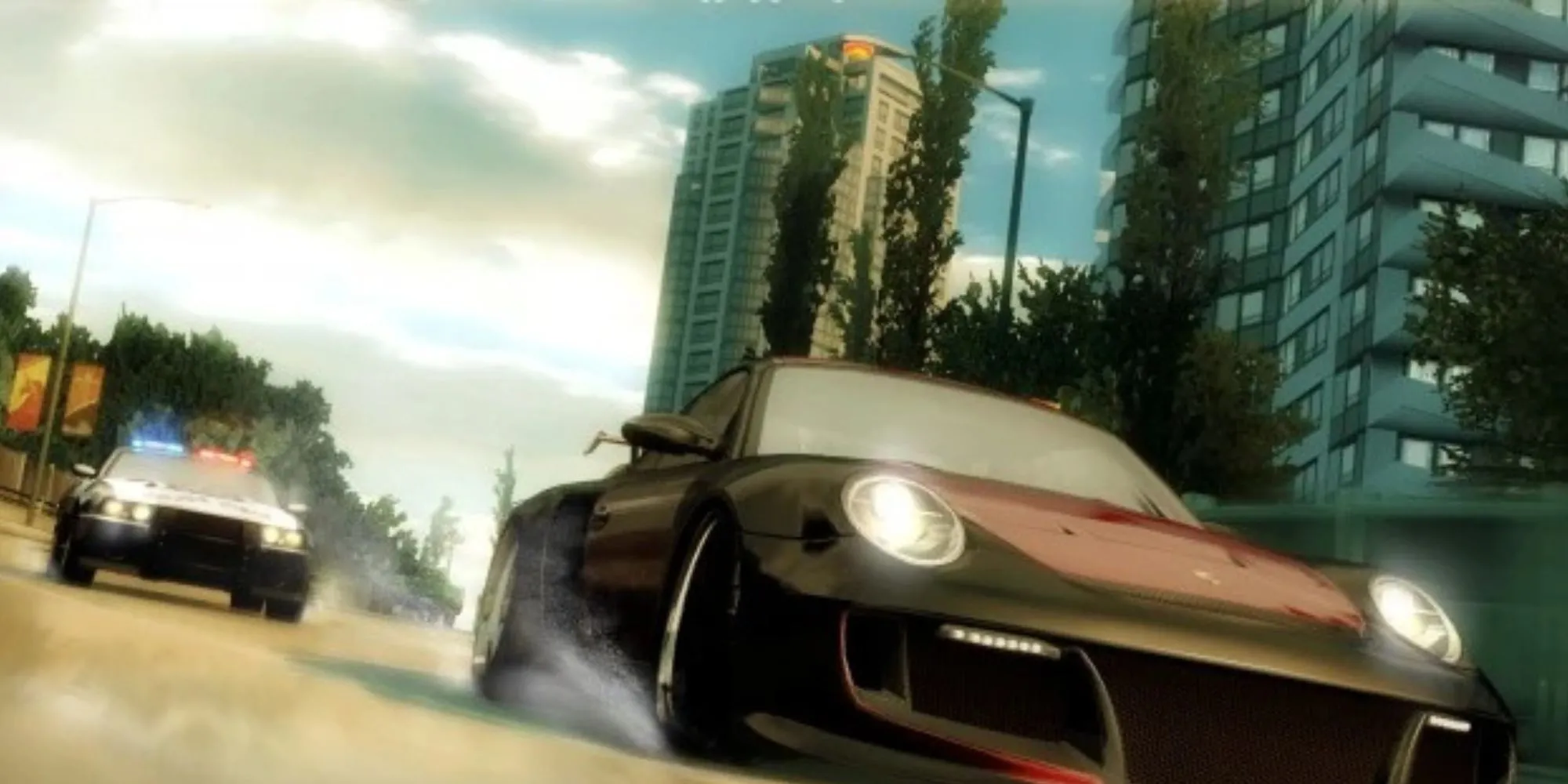 Một chiếc siêu xe đang lao vun vút trên đường cao tốc rộng lớn của Tri-City Bay trong Need for Speed Undercover