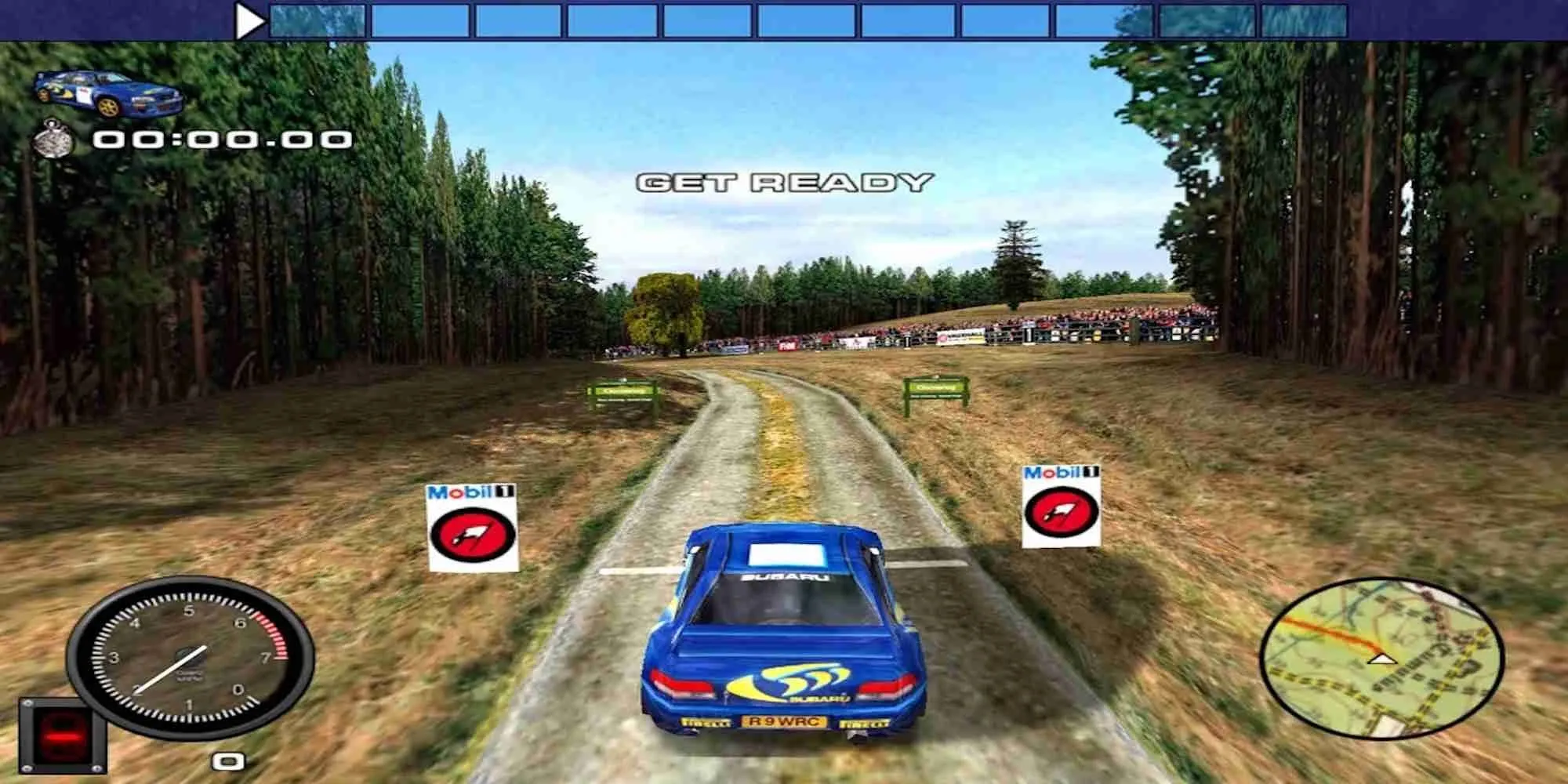 Một chiếc xe đua rally màu trắng trong game Mobil 1 Rally Championship PS1 đang chạy trên đường tuyết