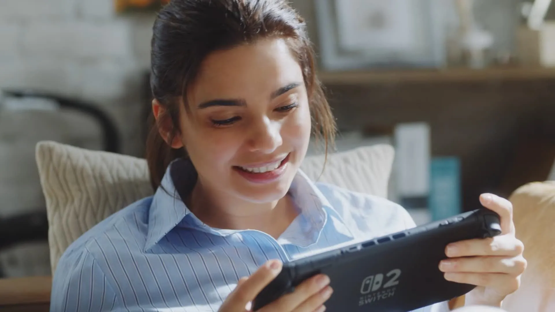 Người chơi sử dụng Nintendo Switch 2 ở chế độ cầm tay di động