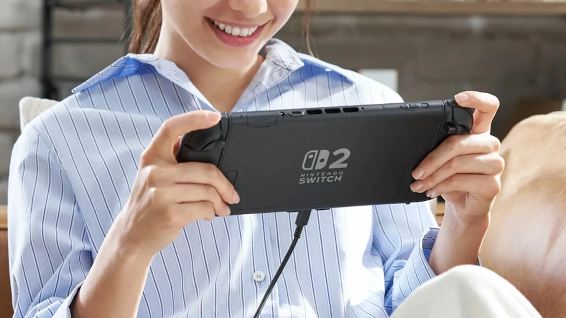 Người dùng cầm máy chơi game Nintendo Switch 2 tin đồn