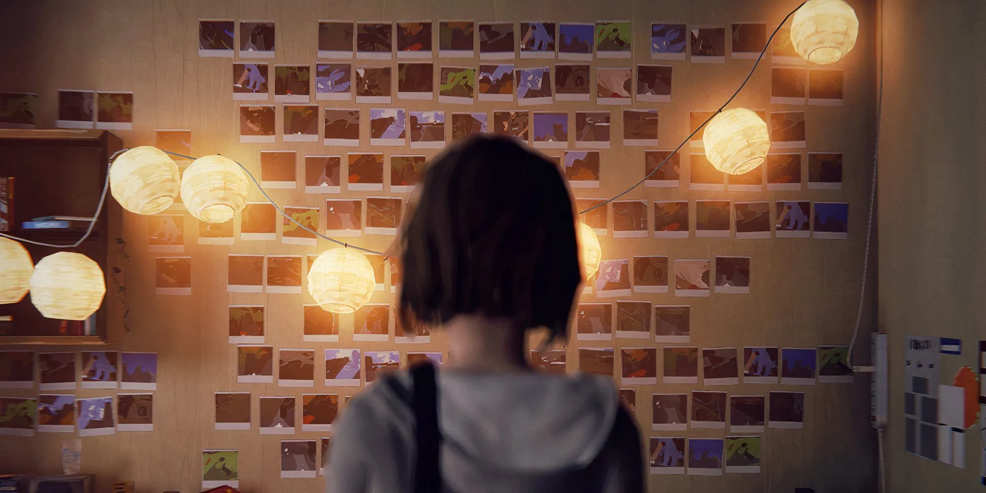Nhân vật chính Max Caulfield của Life is Strange đứng quay lưng trong căn phòng trang trí bằng ảnh polaroid và đèn nháy