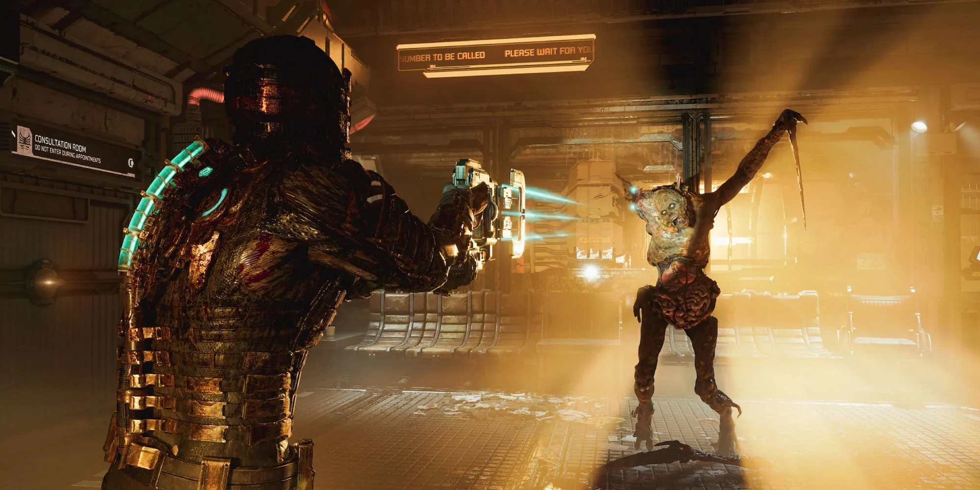 Nhân vật Isaac Clarke trong Dead Space Remake đang ngắm bắn kẻ thù trong hành lang tối tăm