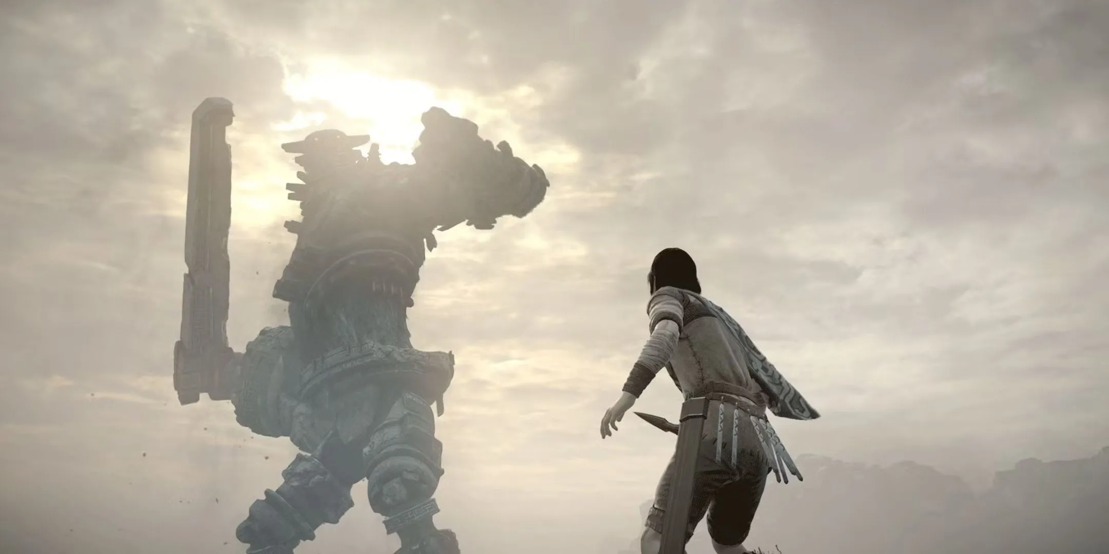 Nhân vật Wander ngước nhìn một Colossus khổng lồ, chuẩn bị cho trận chiến trong Shadow of the Colossus