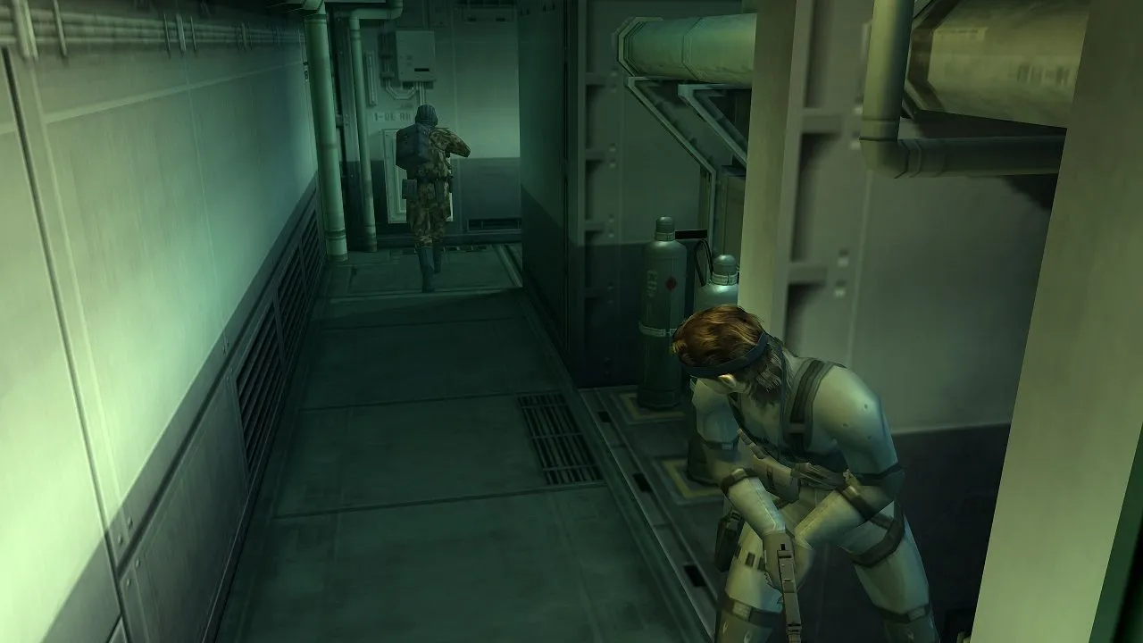 Solid Snake đang ẩn nấp và theo dõi kẻ địch trong Metal Gear Solid 2: Sons of Liberty.