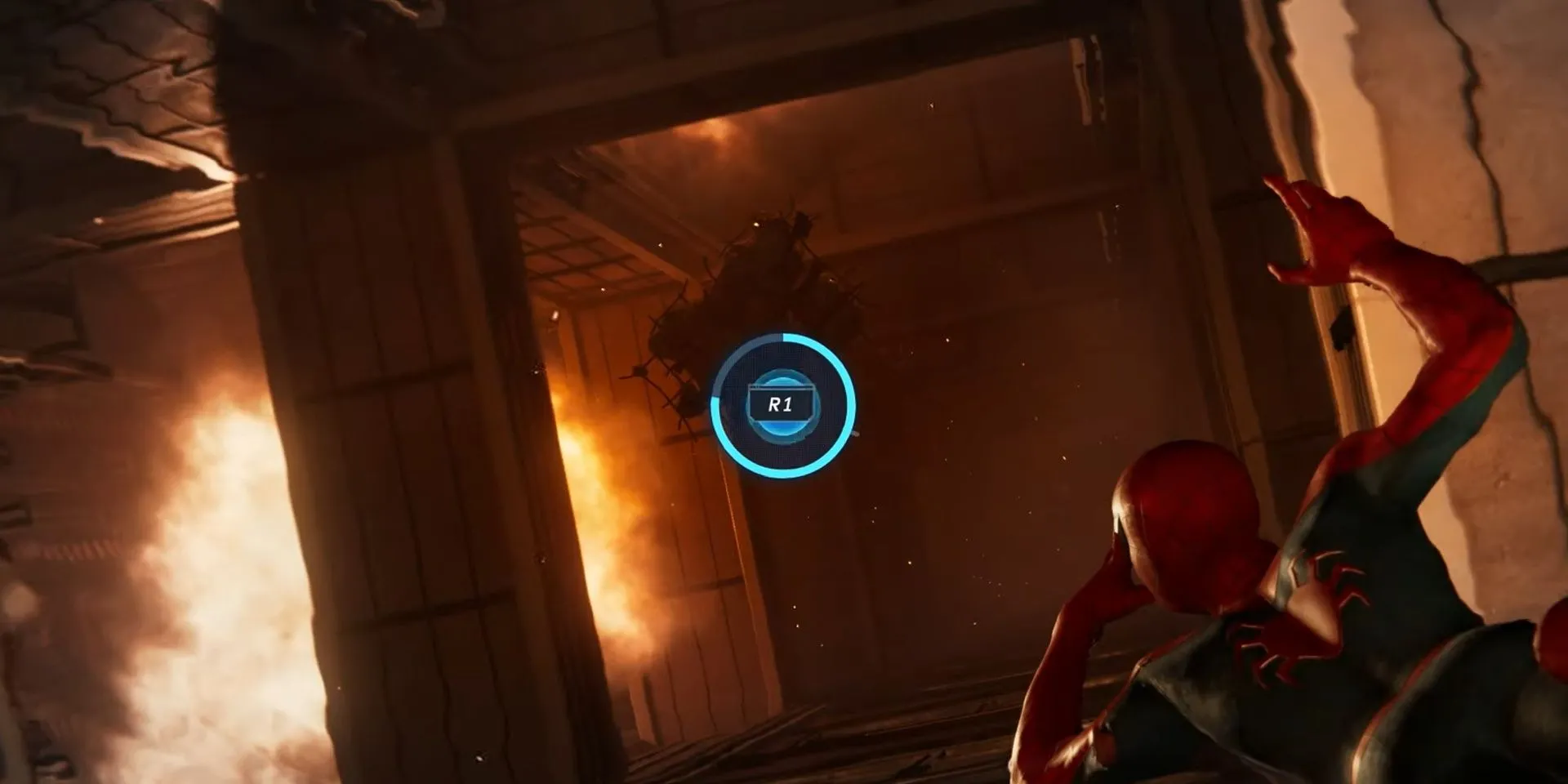 Spider-Man rơi xuống trục thang máy đang cháy trong Marvel's Spider-Man với chuỗi QTE