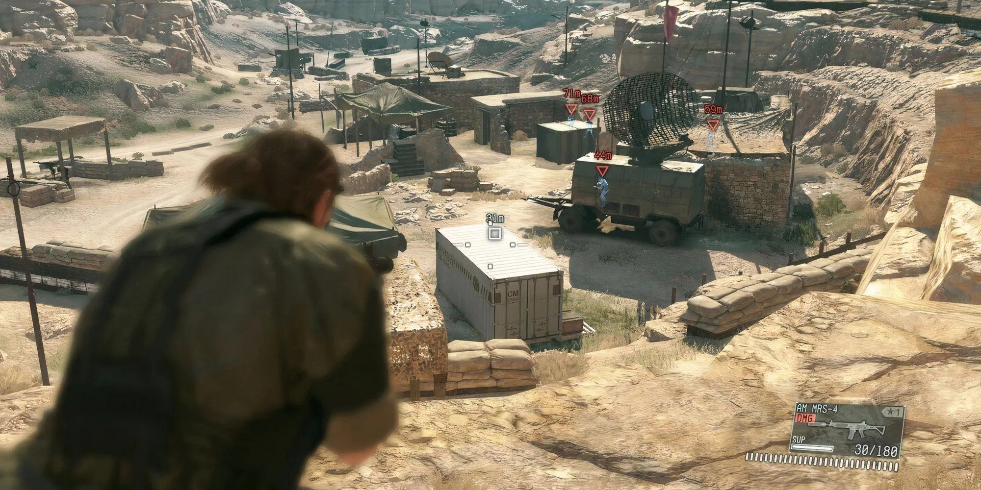 Venom Snake trong Metal Gear Solid 5 The Phantom Pain đang hành động bí mật, thể hiện cơ chế stealth gameplay cốt lõi.
