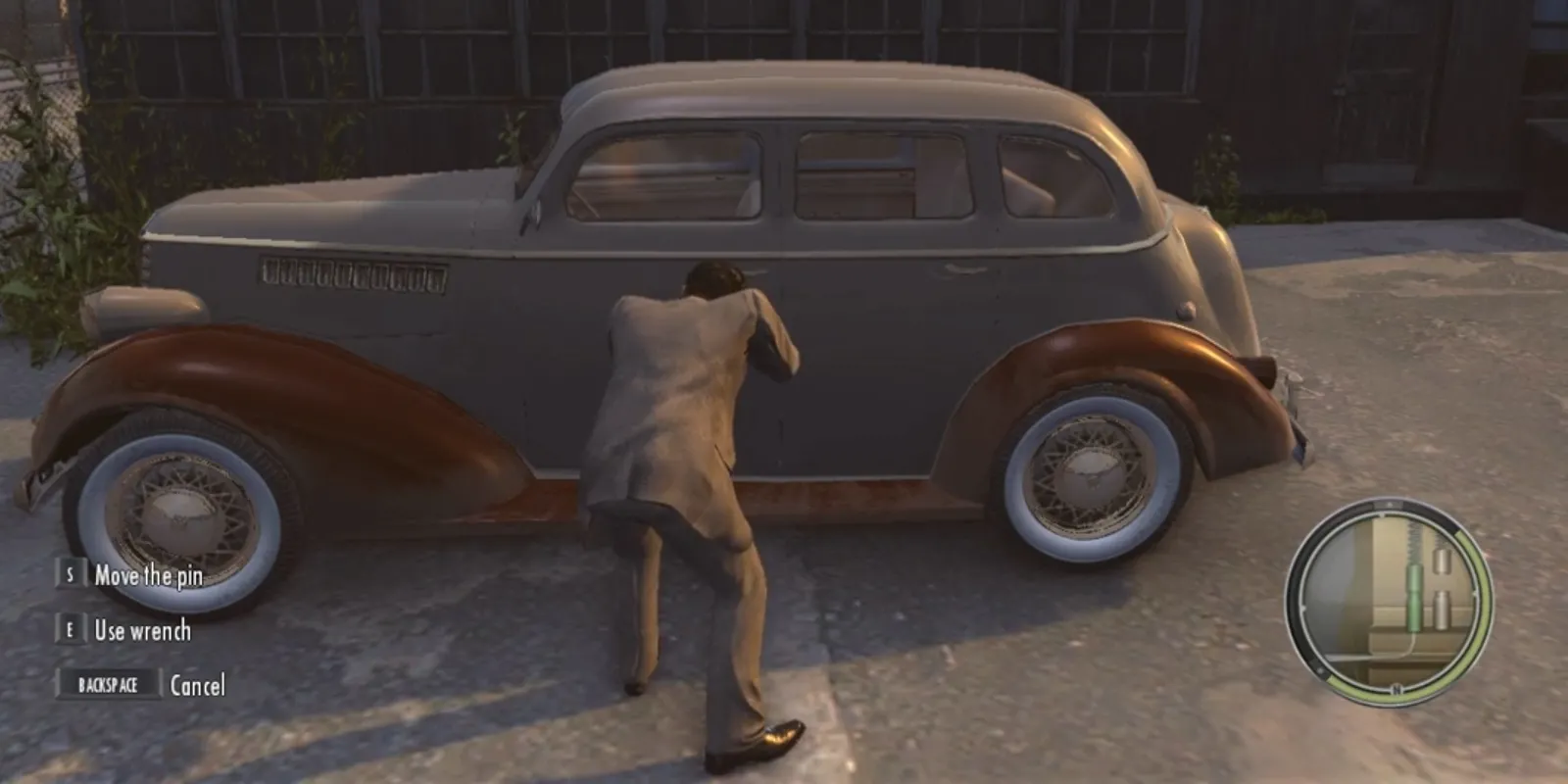 Vito Scaletta thực hiện hành vi bẻ khóa xe trong game Mafia 2