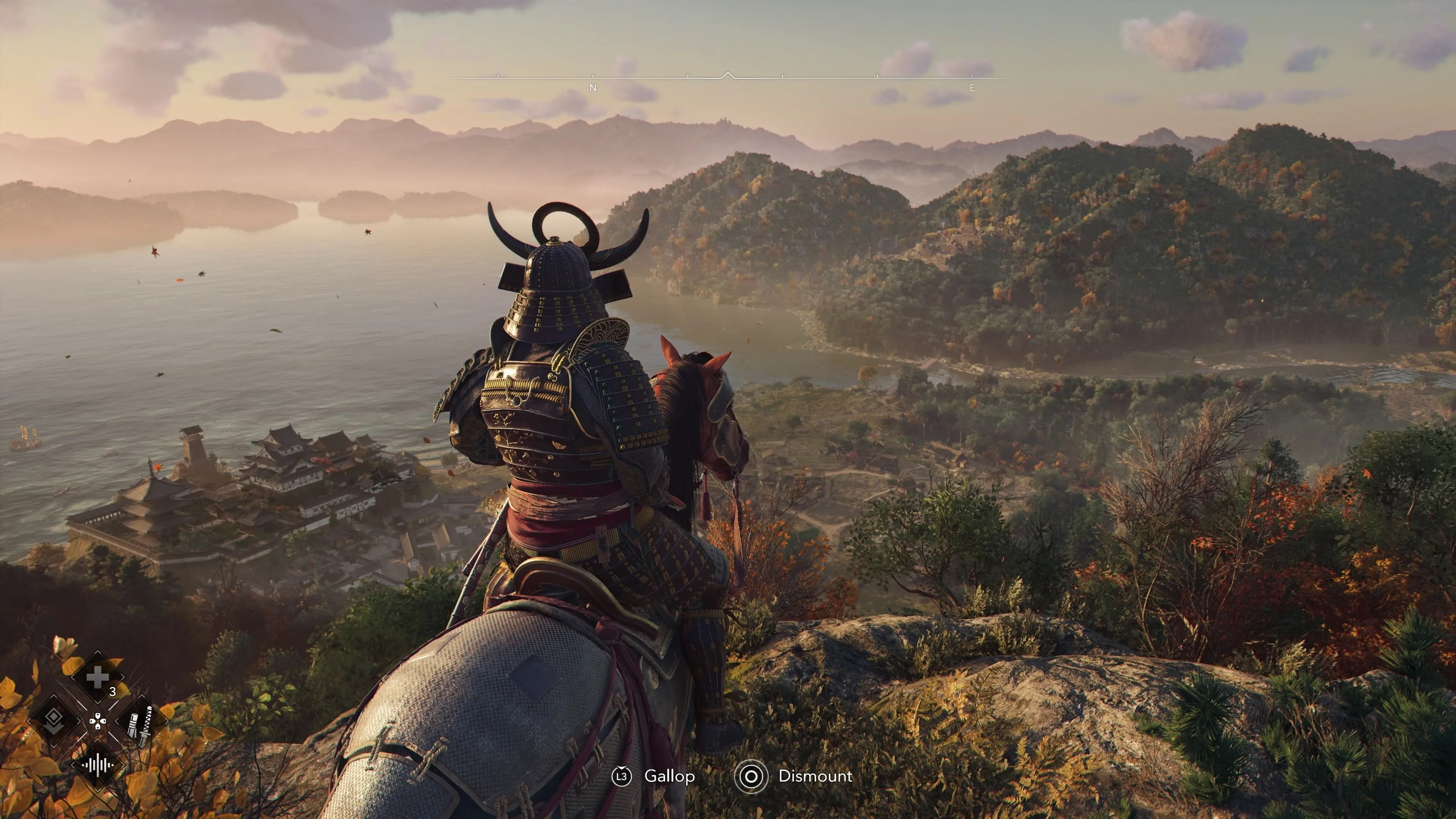 Yasuke, một trong hai nhân vật chính của Assassin's Creed Shadows, đang xem bản đồ Nhật Bản phong kiến, gợi ý về bối cảnh và khám phá.