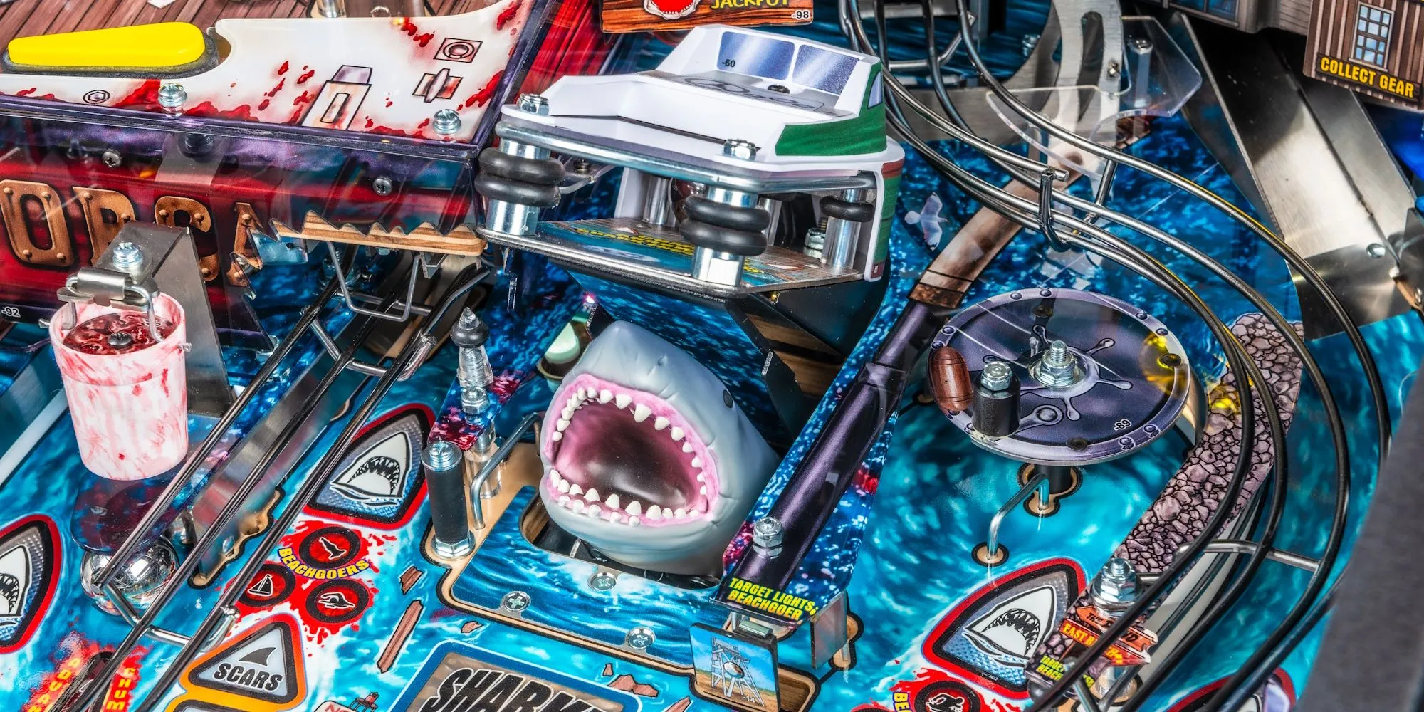 Máy pinball Stern Jaws phiên bản kỷ niệm 50 năm với viền kim loại đỏ và art bàn chơi lấp lánh