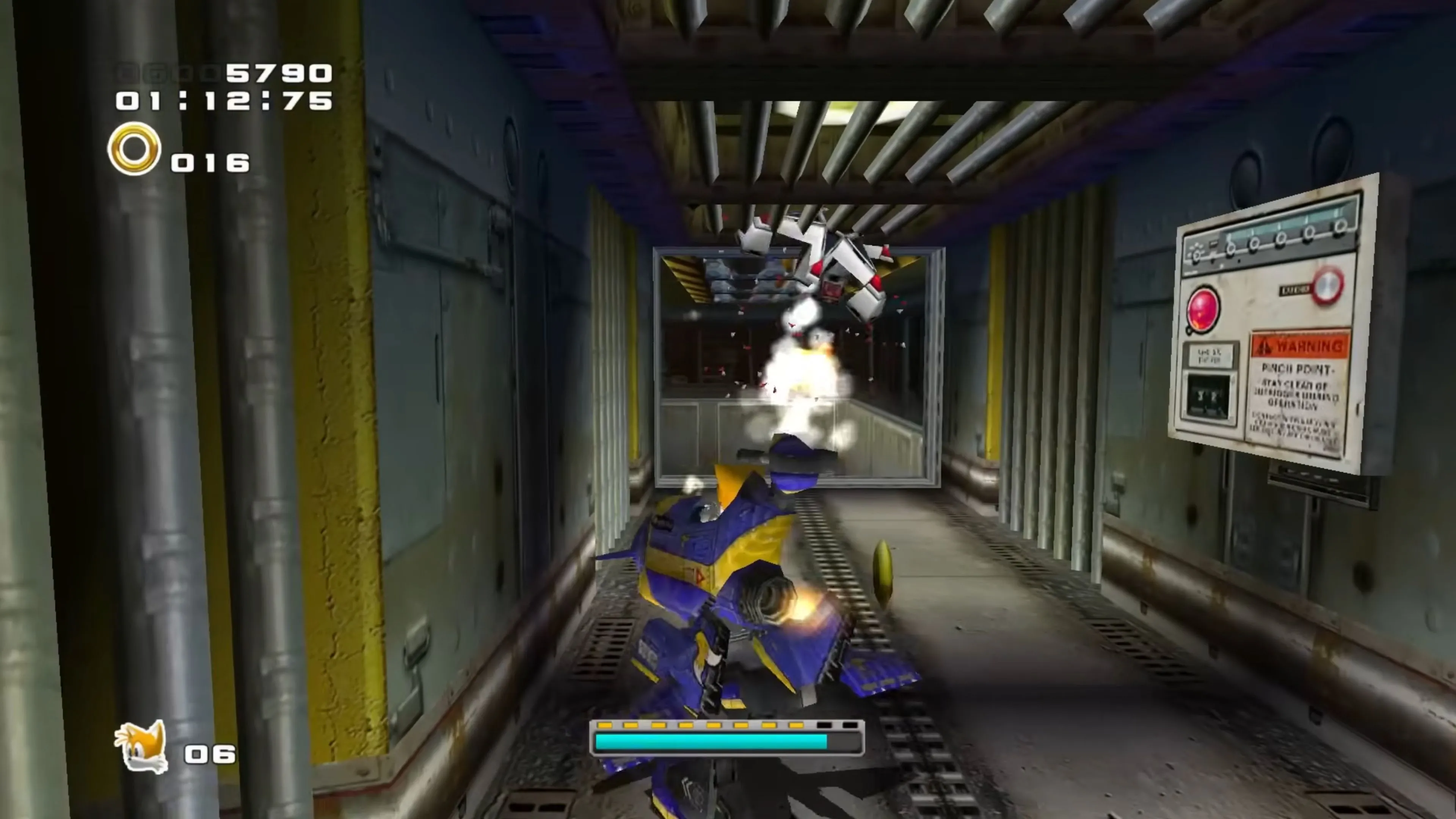 Sonic Adventure 2 với Sonic, Tails và Knuckles trong các phân cảnh game khác nhau