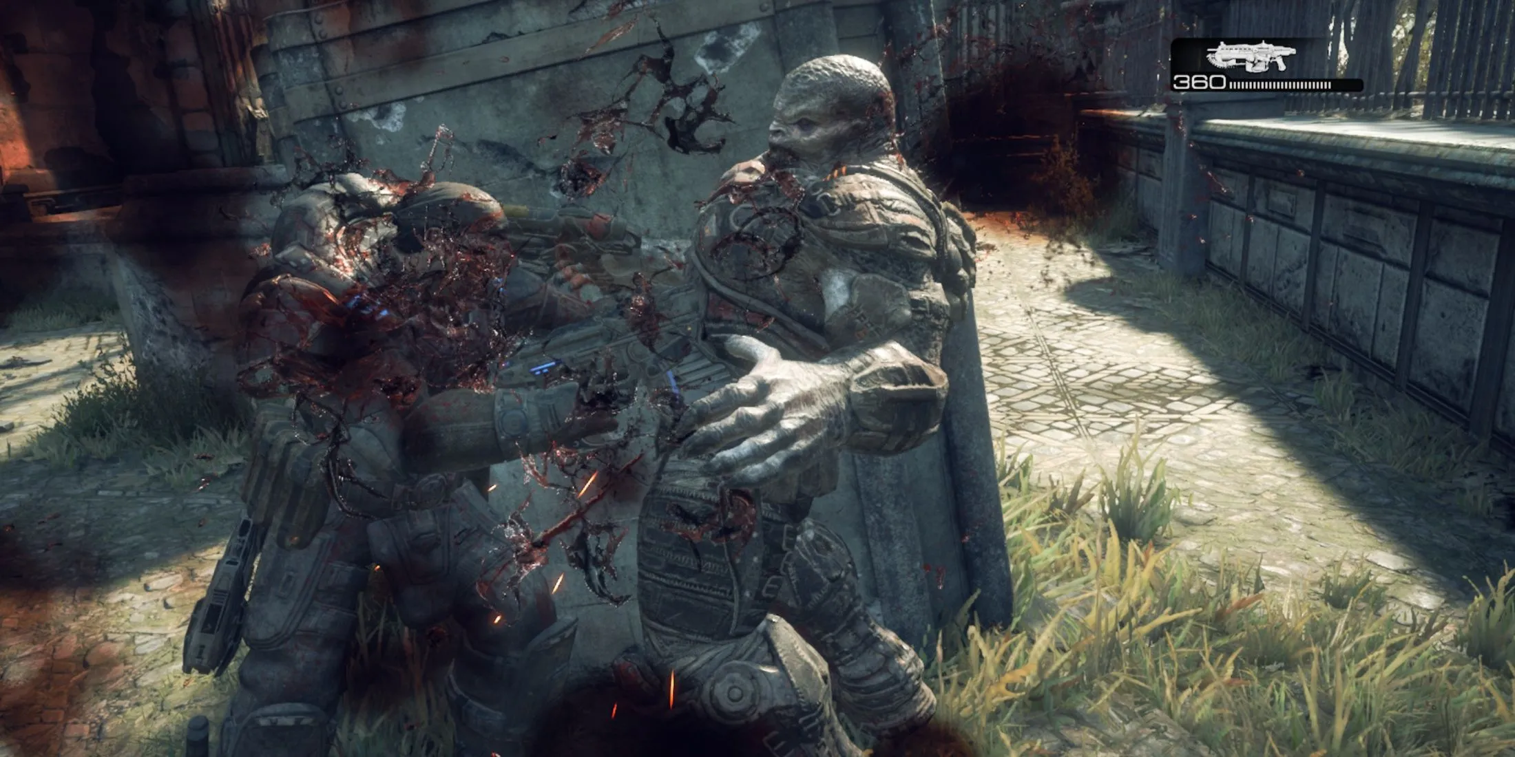 Cận cảnh nhân vật đang cưa Locust bằng chainsaw trên súng Lancer trong Gears of War Reloaded.